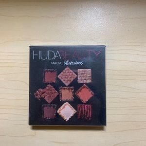 Huda beauty eyeshadow palette